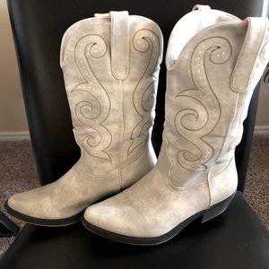 Western boots. Light grey suede